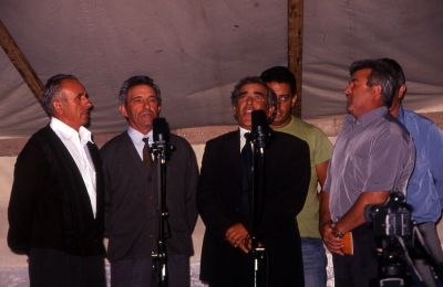 Οι βλάχοι από το Andon Pogi της Αλβανίας τραγουδούν στην Ιεροπηγή Καστοριάς τον Ιούλιο του 2005. Μαζί τους ο Φώτης Τράσιας.